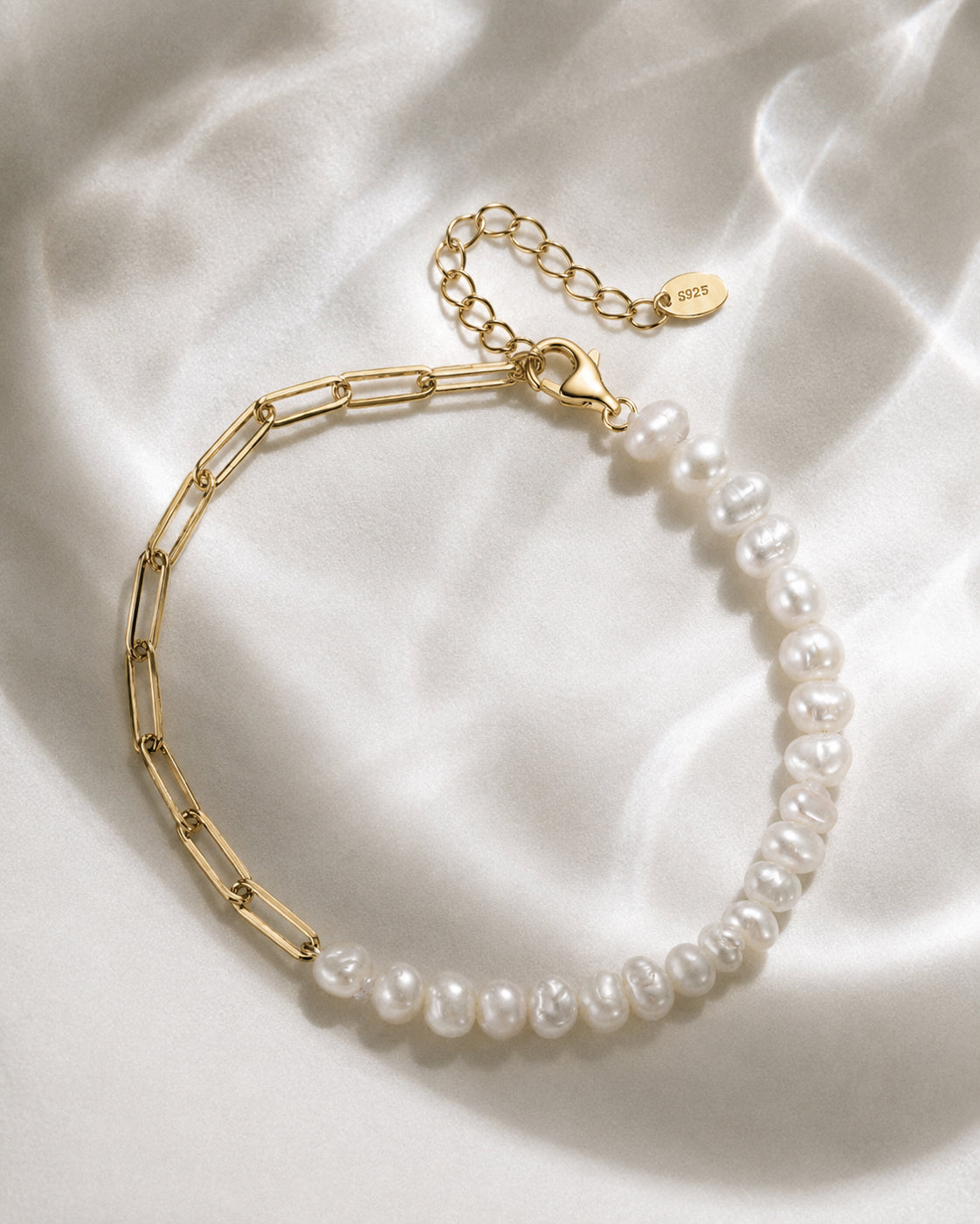 Gouden armband Aurelia met natuurlijke parels en een paperclipketting – productfoto