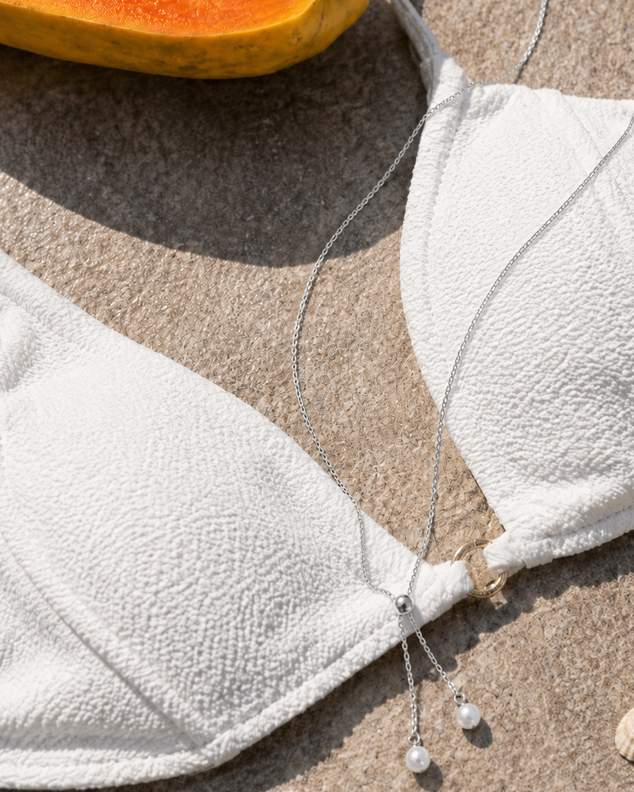 Zilveren ketting Avela met parels in een strandsetting