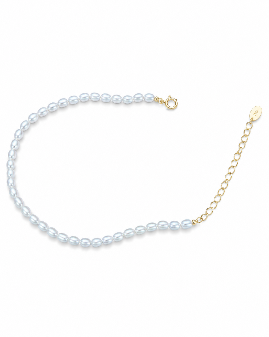 Gouden armband Eira met parels – productfoto op een lichte achtergrond
