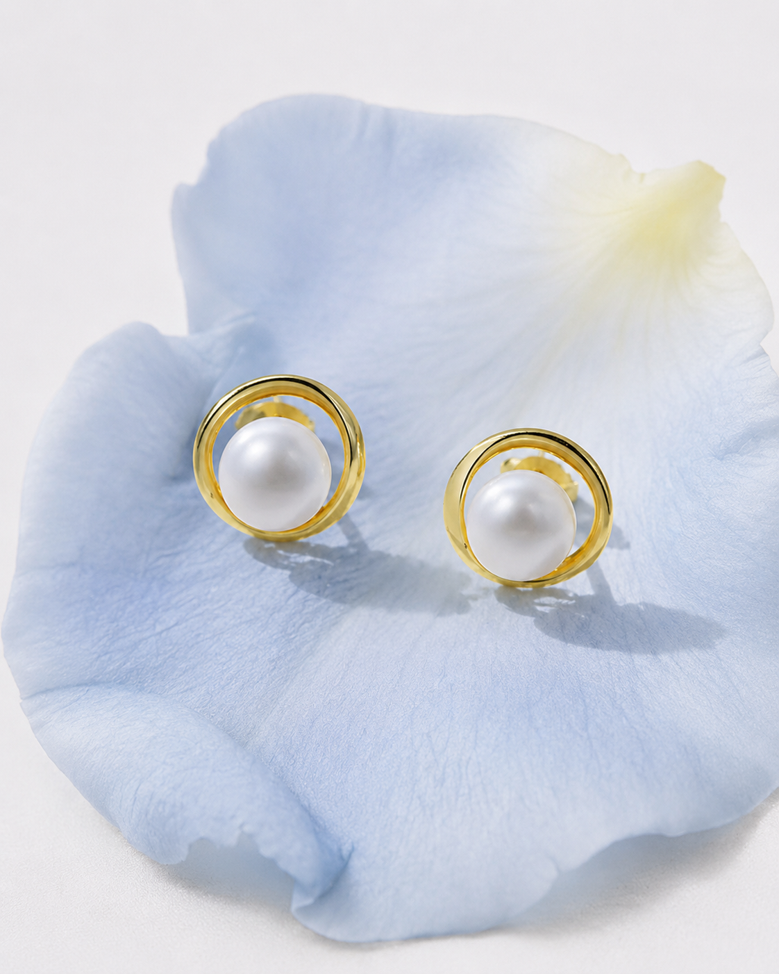 Gouden oorbellen Eloise met parels gelegd op een bloem
