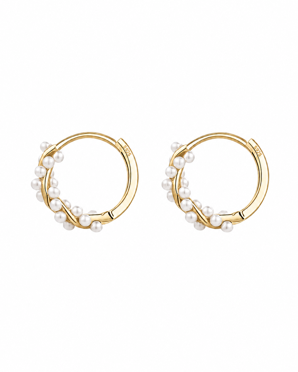 Gouden hoepeloorbellen Serena met kleine parels – productfoto