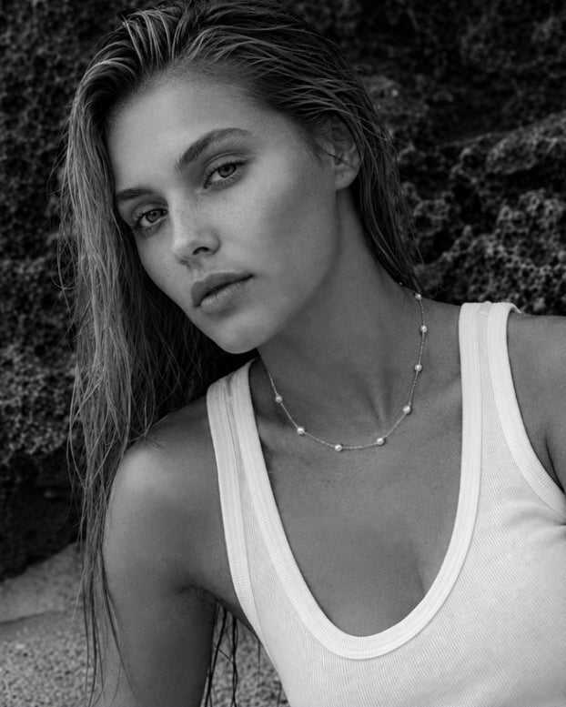 Ketting Adria met parels door een model gedragen – zwart-witfoto