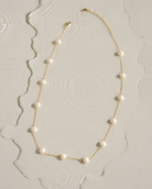 Gouden ketting Adria met parels gelegd in het water