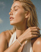 Armband Alba met parels – close-up om de pols van een model