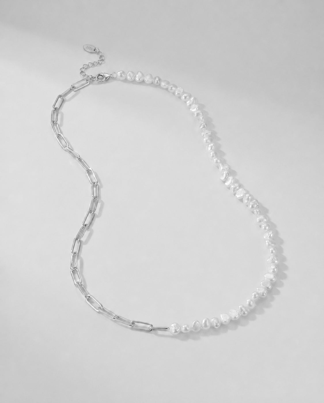 Zilveren ketting Aurelia met parels en een decoratieve ketting – productfoto