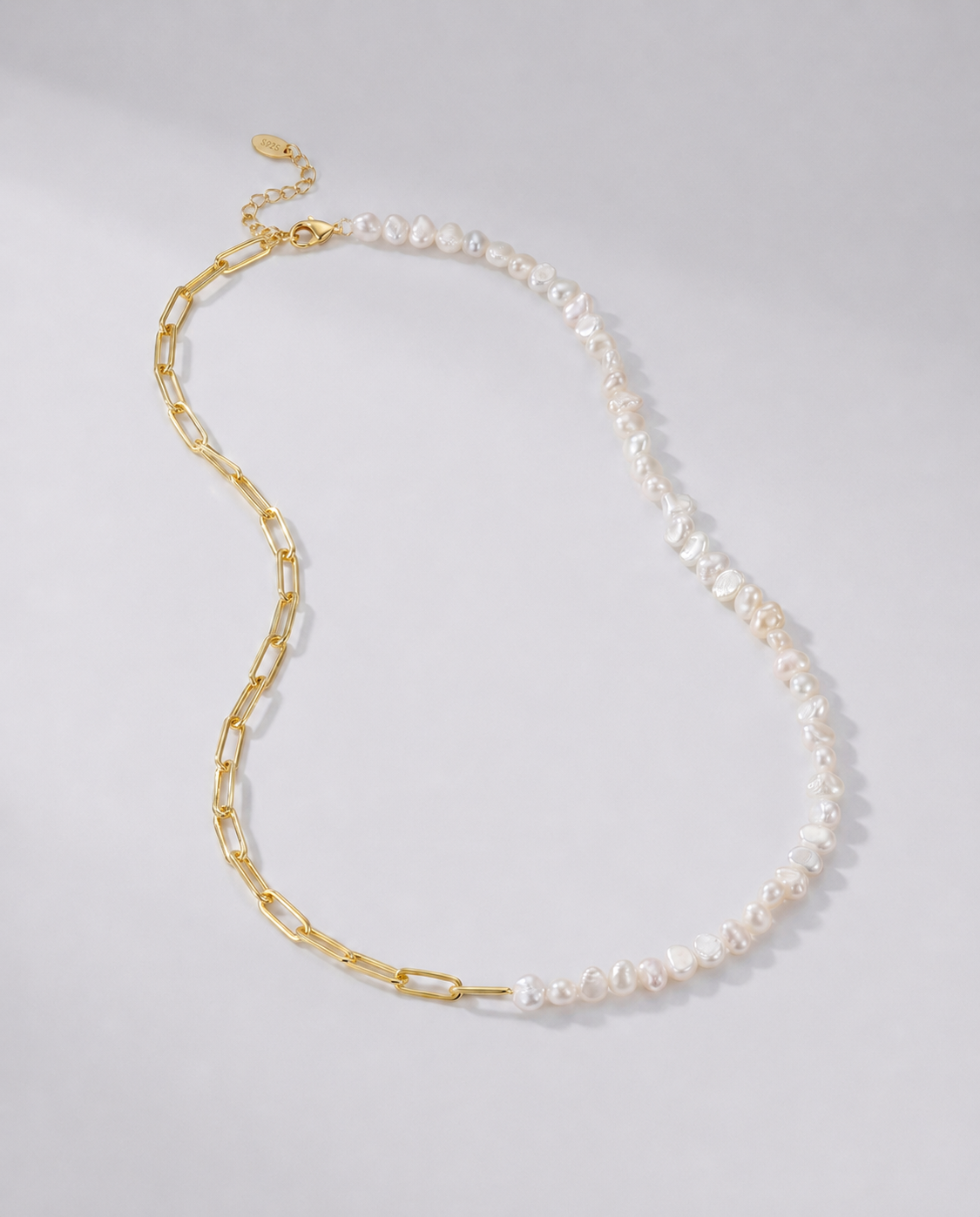 Gouden ketting Aurelia met parels en een decoratieve ketting – productfoto