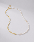 Gouden ketting Aurelia met parels en een decoratieve ketting – productfoto