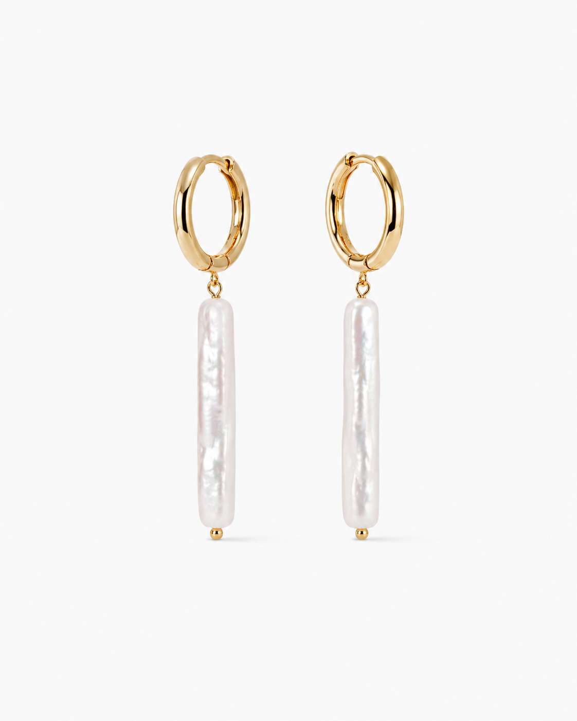 Gouden hangende oorbellen Avela met langwerpige parels – productfoto
