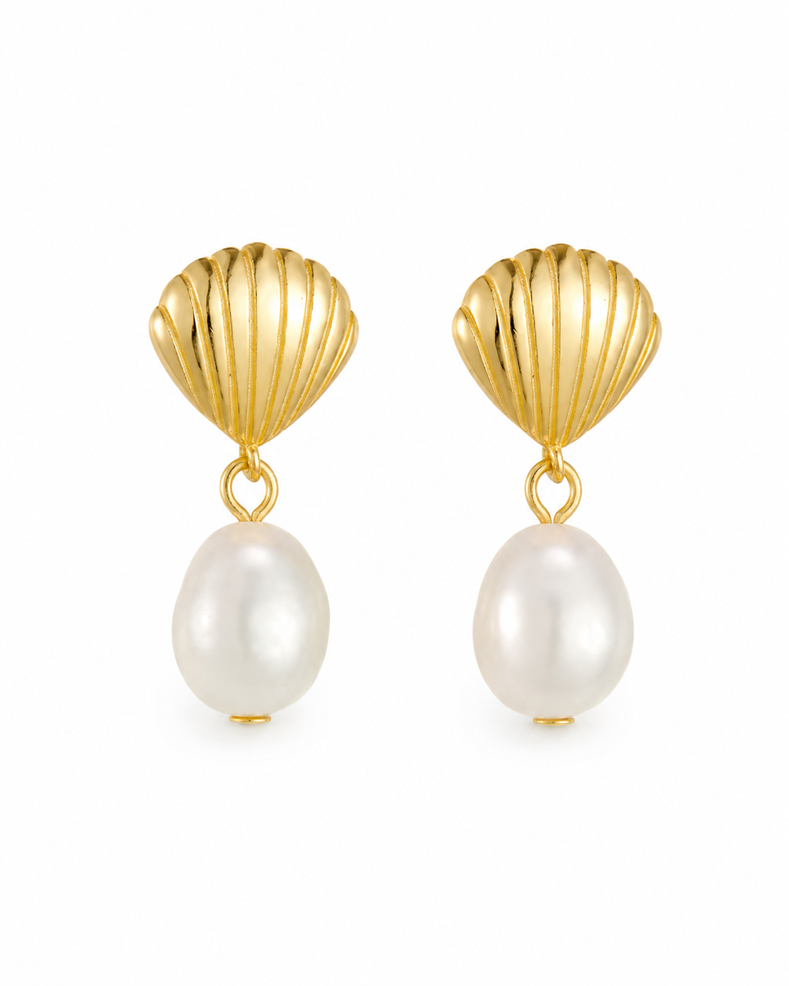 Gouden oorbellen Cala met schelpen en parels – productfoto