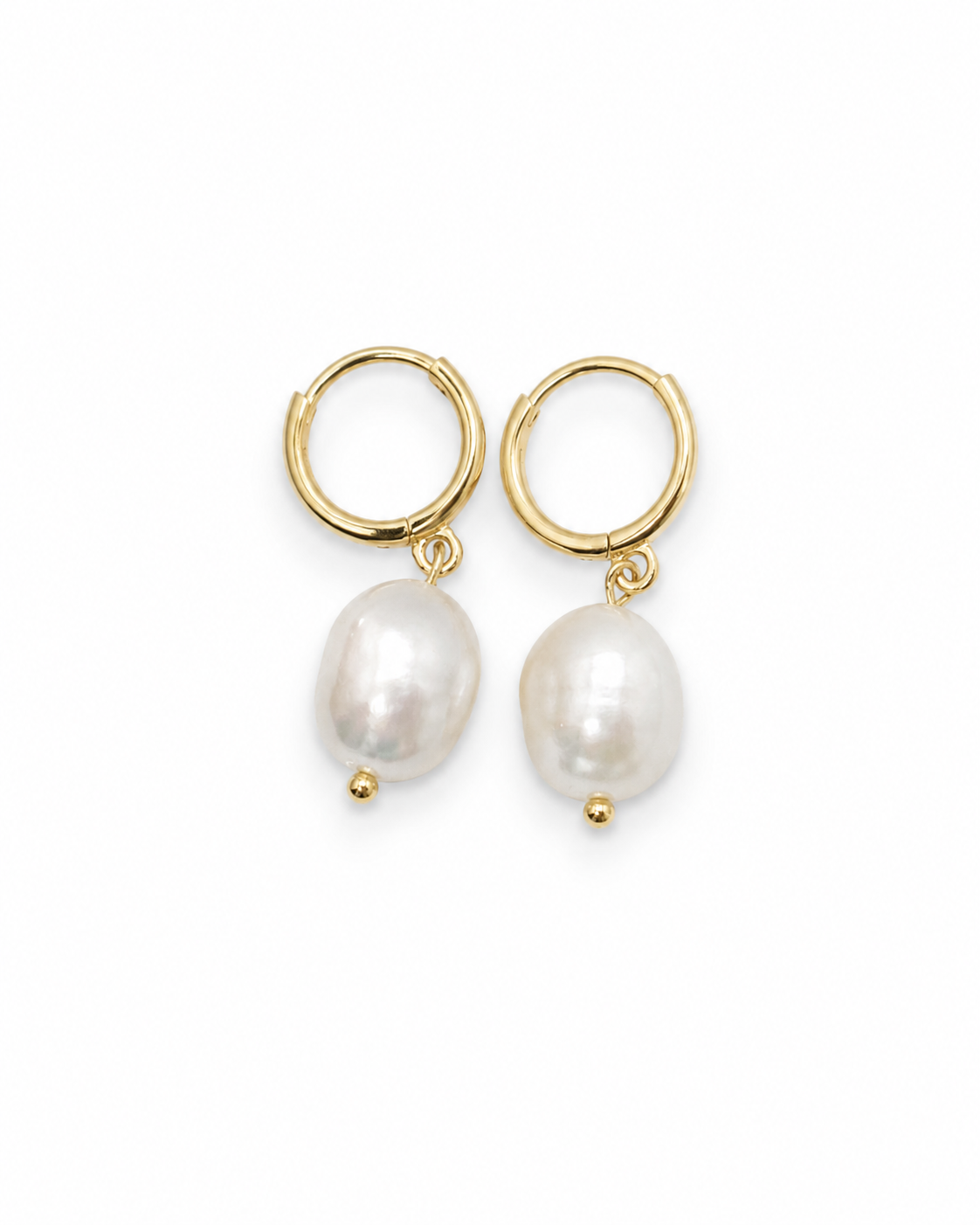 Gouden hoepeloorbellen Calista met parels – productfoto