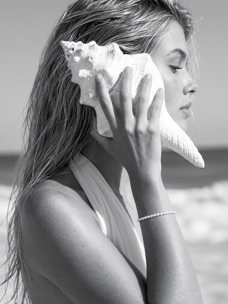 Armband Eira met parels door een model gedragen – zwart-witfoto