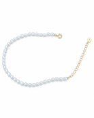 Gouden armband Eira met parels – productfoto op een lichte achtergrond