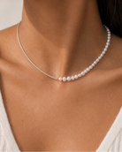 Gouden ketting Evia met parels – close-up in de hals van een model