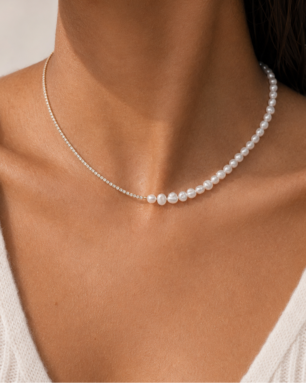 Gouden ketting Evia met parels – close-up in de hals van een model