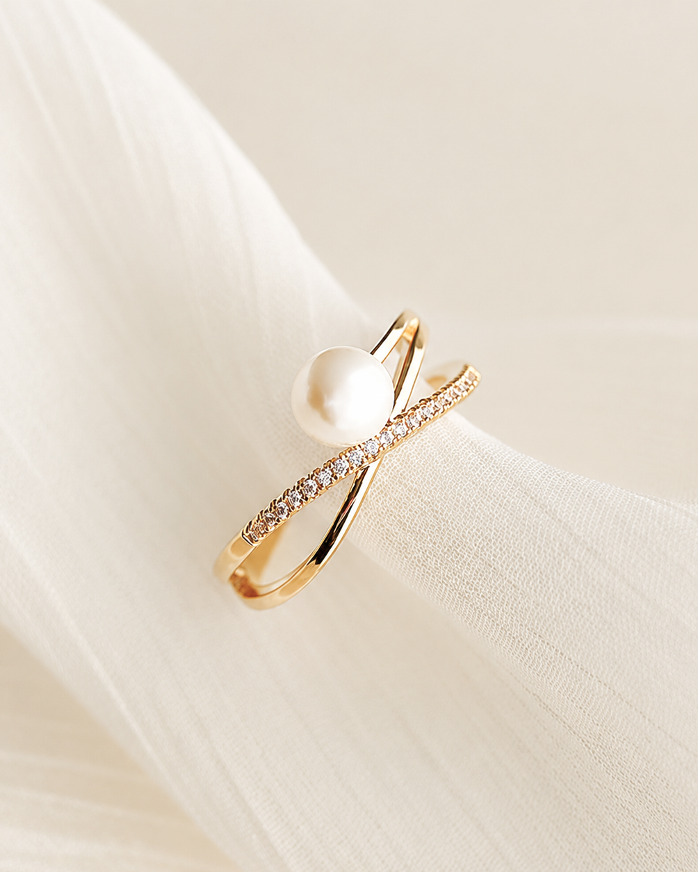 Gouden ring Evia met een parel en zirkonia's gelegd op stof