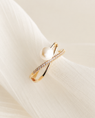 Gouden ring Evia met een parel en zirkonia's gelegd op stof