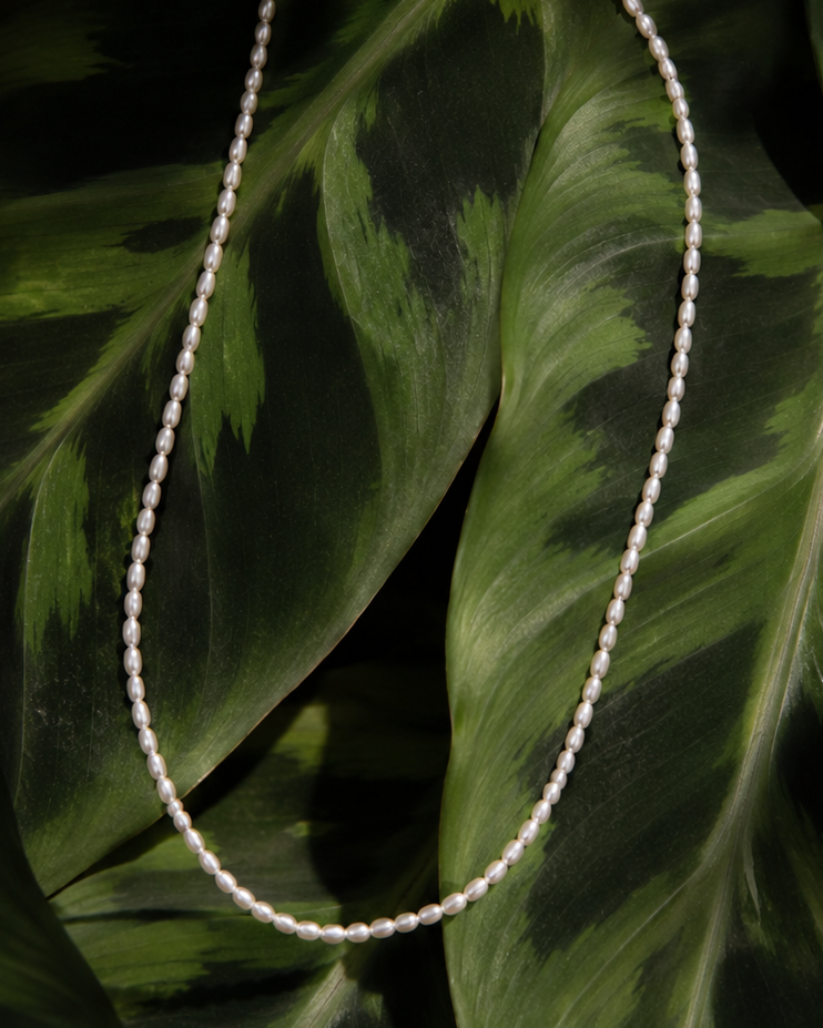 Ketting Liora met kleine parels gelegd op bladeren