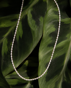Ketting Liora met kleine parels gelegd op bladeren