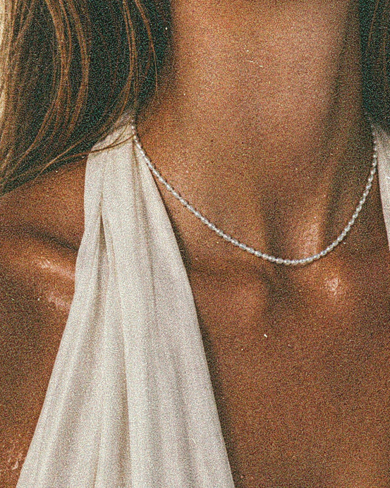 Ketting Liora met kleine parels – close-up in de hals