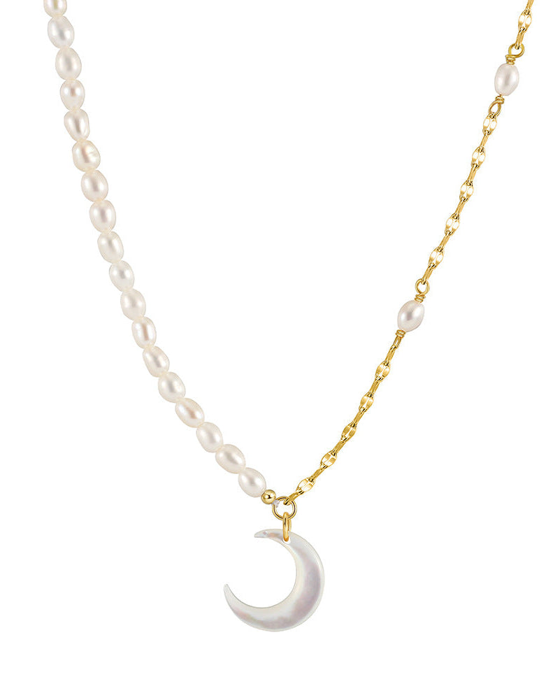 Gouden ketting Luna met parels en een maanbedel – productfoto