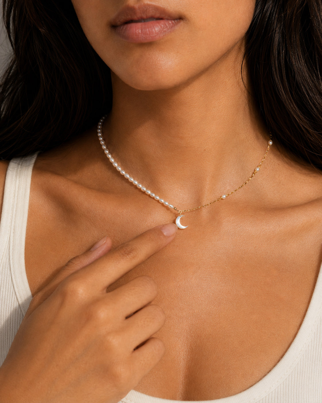Ketting Luna met parels en een gouden maan – close-up