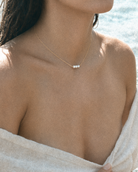 Ketting Marea met drie parels – close-up in de hals