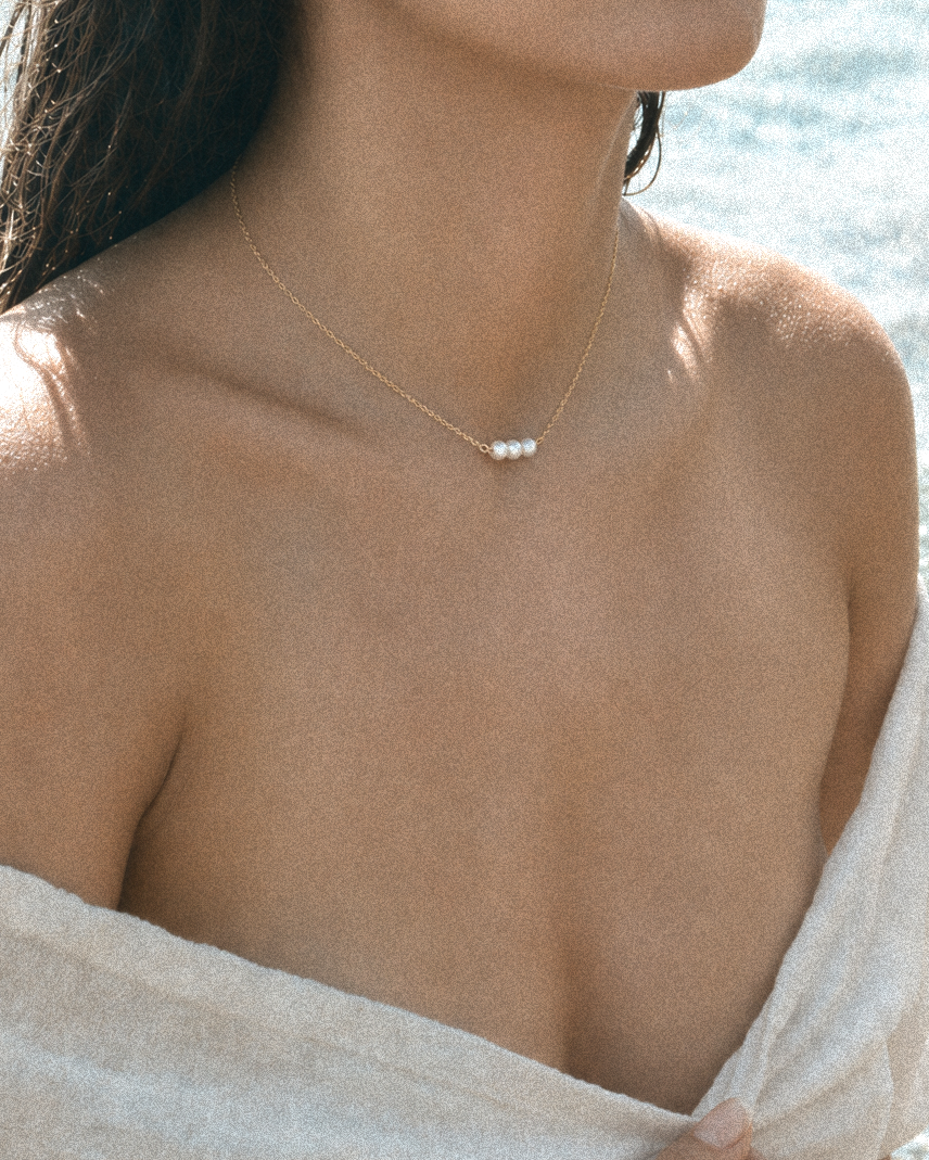 Ketting Marea met drie parels – close-up in de hals