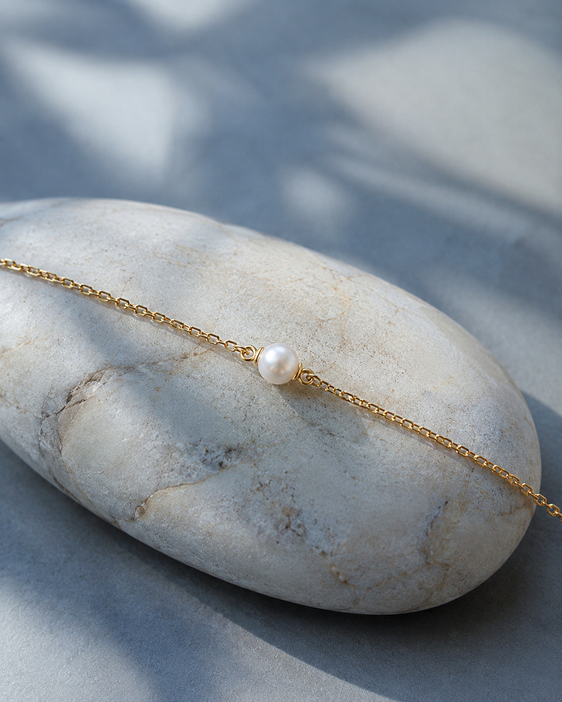 Gouden armband Noa met één parel gelegd op een steen