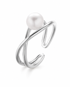 Zilveren ring Selene met een parel – productfoto op een lichte achtergrond