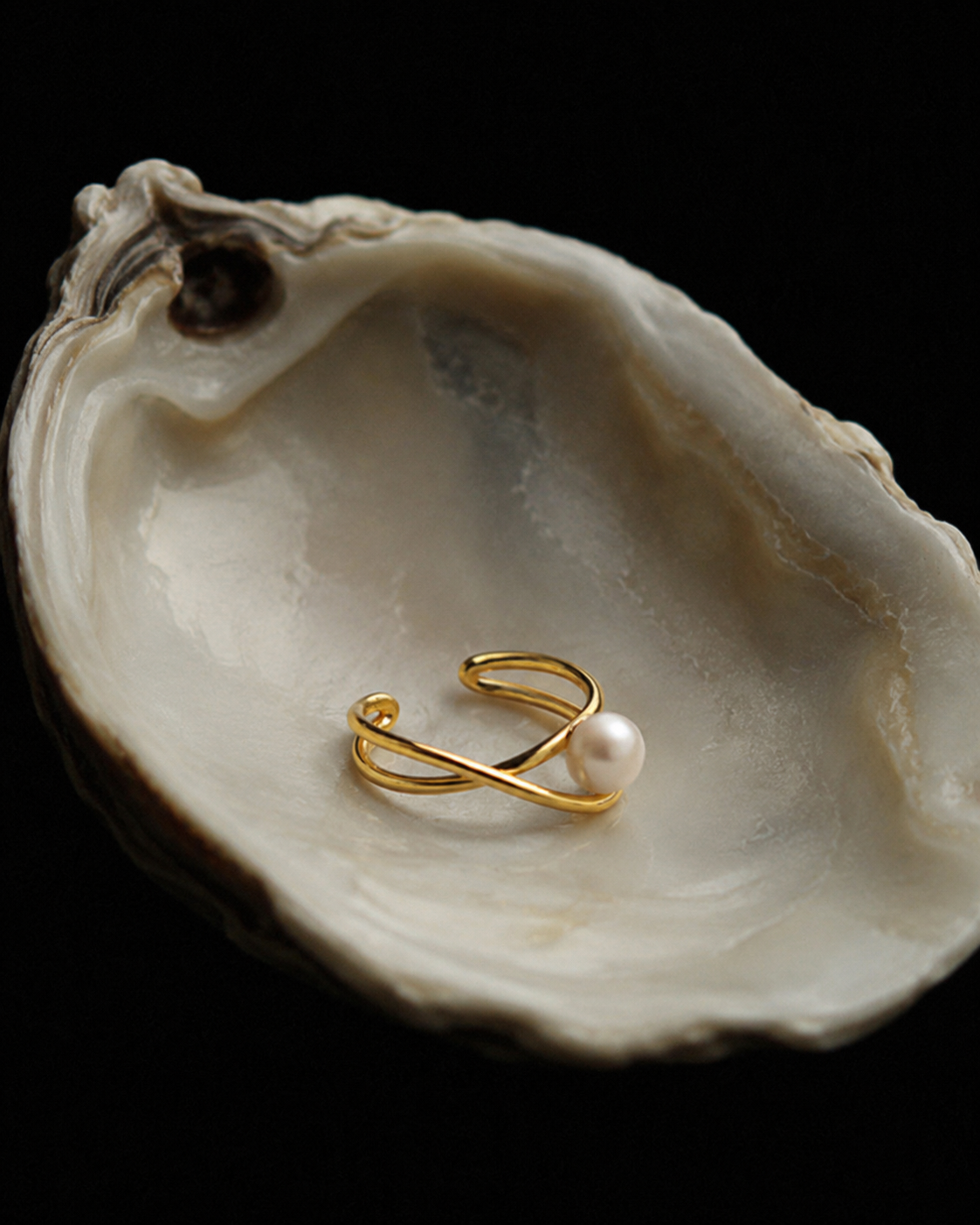 Gouden ring Selene met een parel gelegd in een schelp