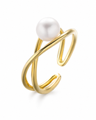 Gouden ring Selene met een parel – productfoto op een lichte achtergrond