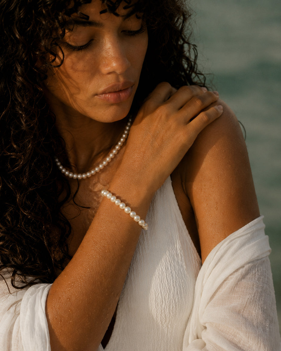 Armband Serena met parels – close-up om de pols van een model