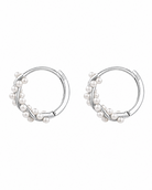 Zilveren hoepeloorbellen Serena met kleine parels – productfoto