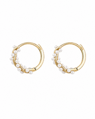 Gouden hoepeloorbellen Serena met kleine parels – productfoto