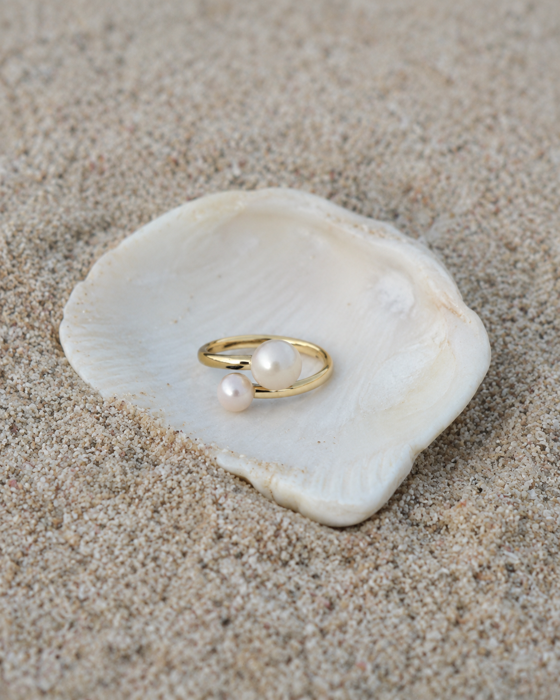Gouden ring Serena met twee parels gelegd op een schelp