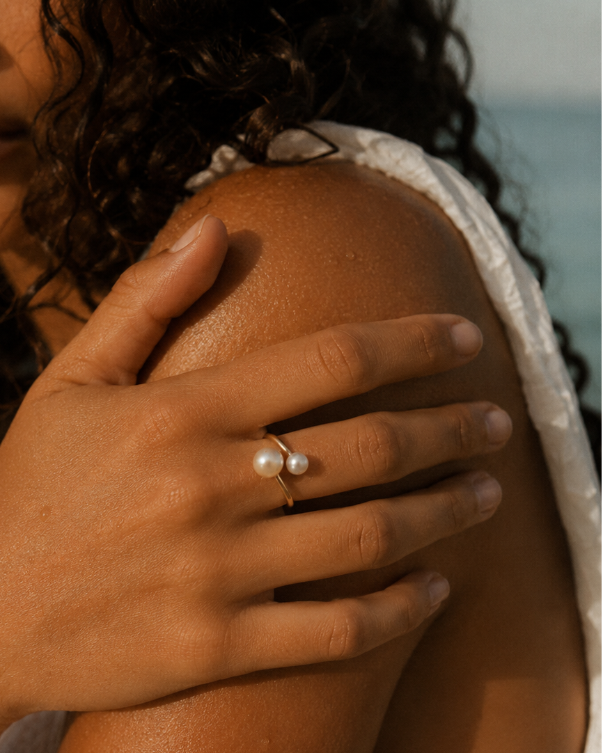 Gouden ring Serena met twee parels aan de hand van een model