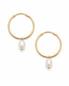Gouden hoepeloorbellen Solea met hangende parels – productfoto